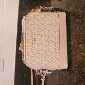 Michael Kors Signature Jet Set Charm Dome Cross Body Leather Purse (Soft Pink)